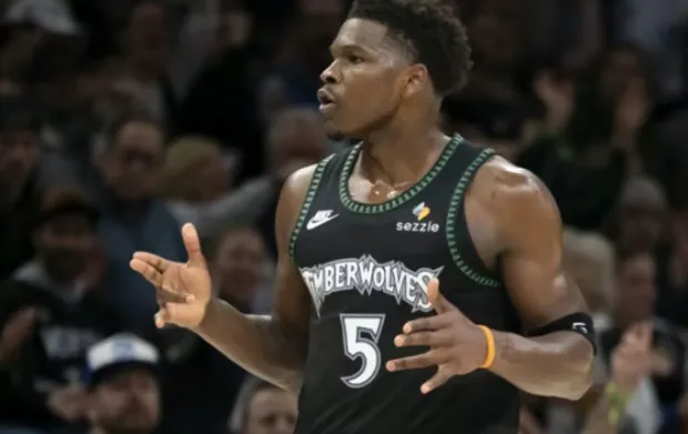 九游娱乐-爱德华兹全场17投仅6中，得到19分6篮板5助攻1抢断1封盖